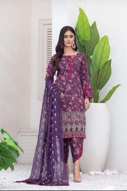 Purple Lawn Rangz Pret floral suit adorned with pink lace and mirror work including printed tulip trousers with pink lace and an embroidered chiffon dupatta.