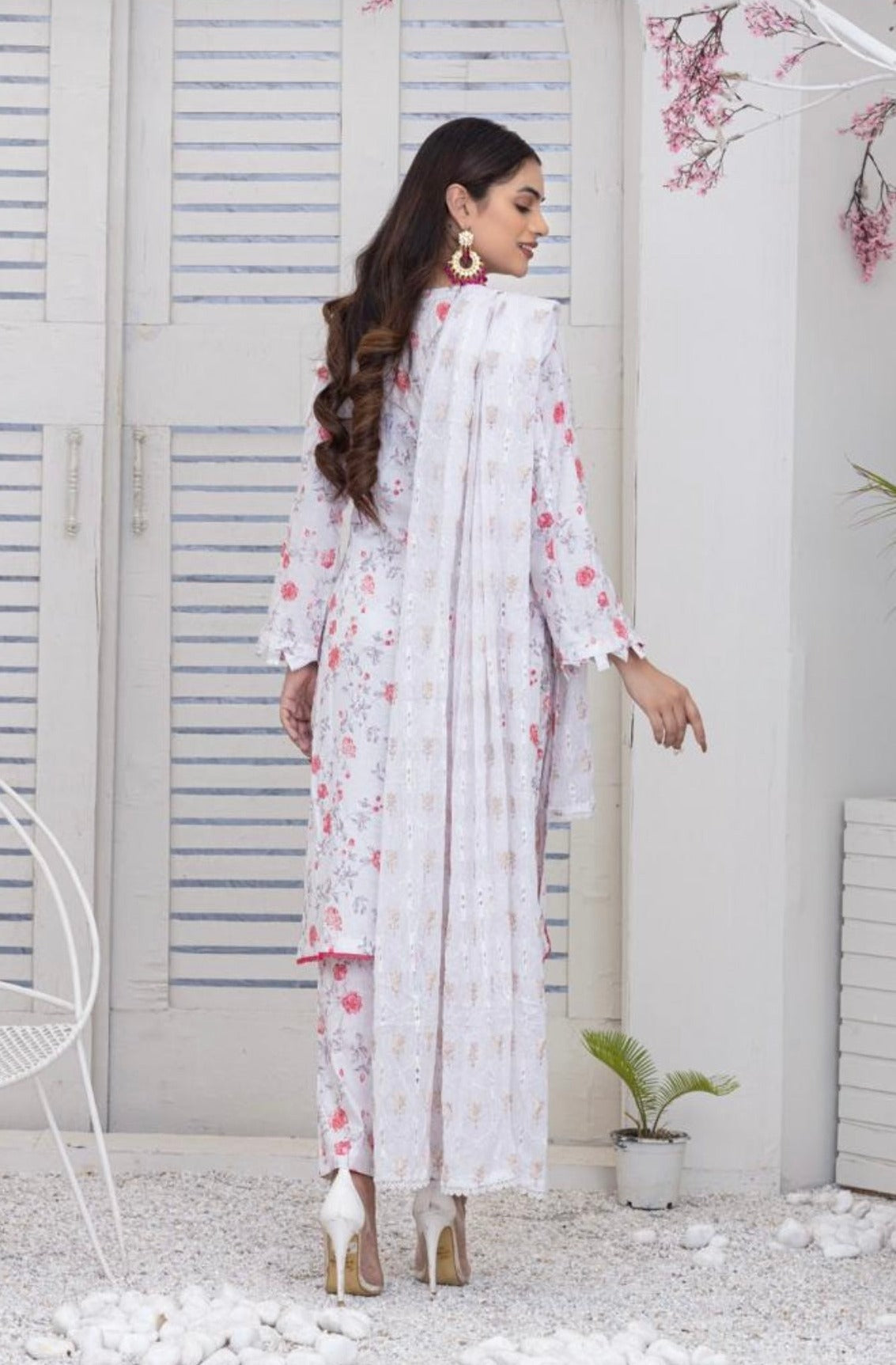 White Lawn Rangz Pret suit, White floral suit adorned with pink lace including straight floral printed trousers and an embroidered chiffon dupatta.